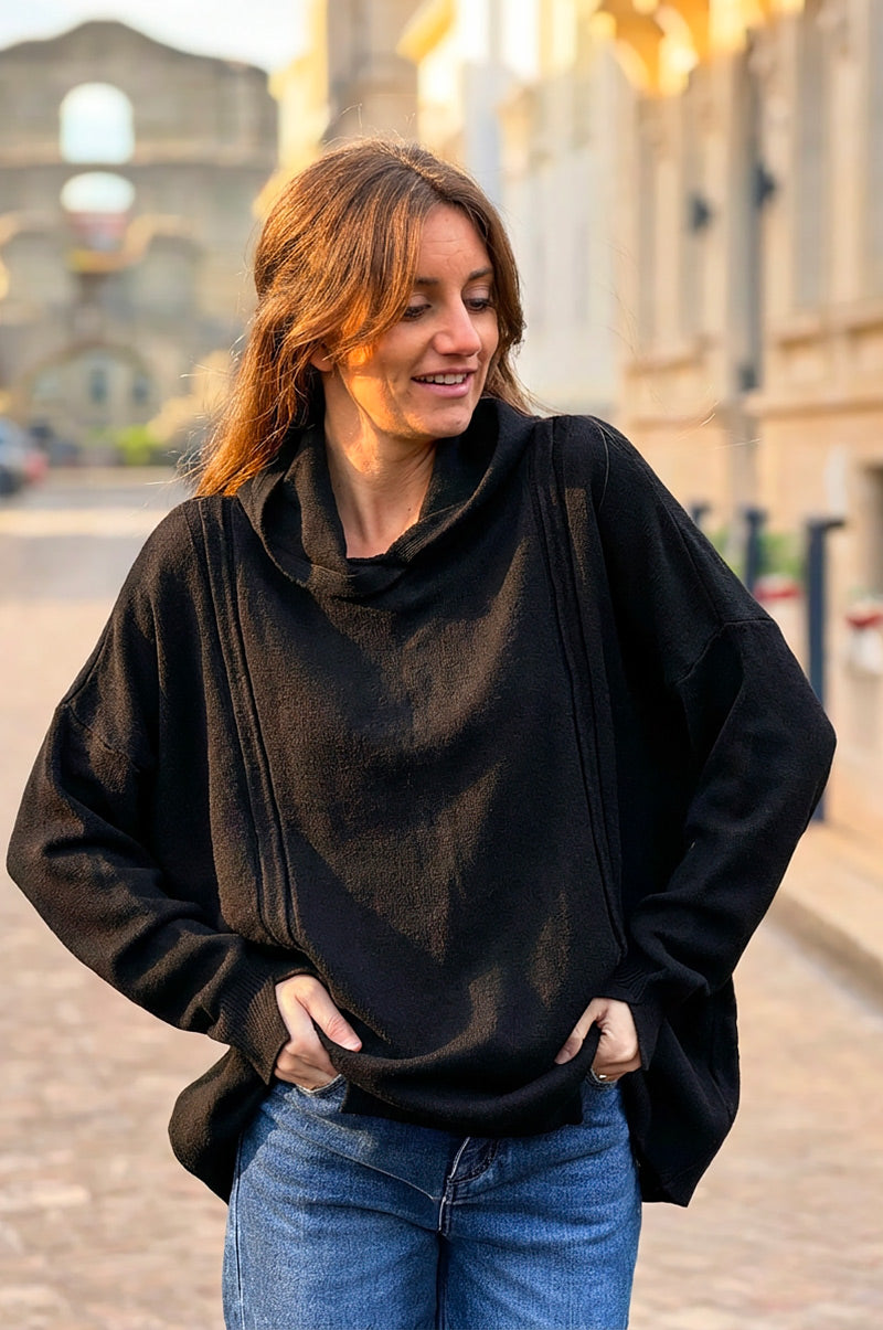 Pull tout doux noir à capuche détails reliefs