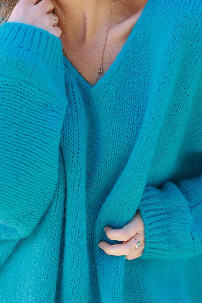 Pull turquoise en maille col v manches chauve souris