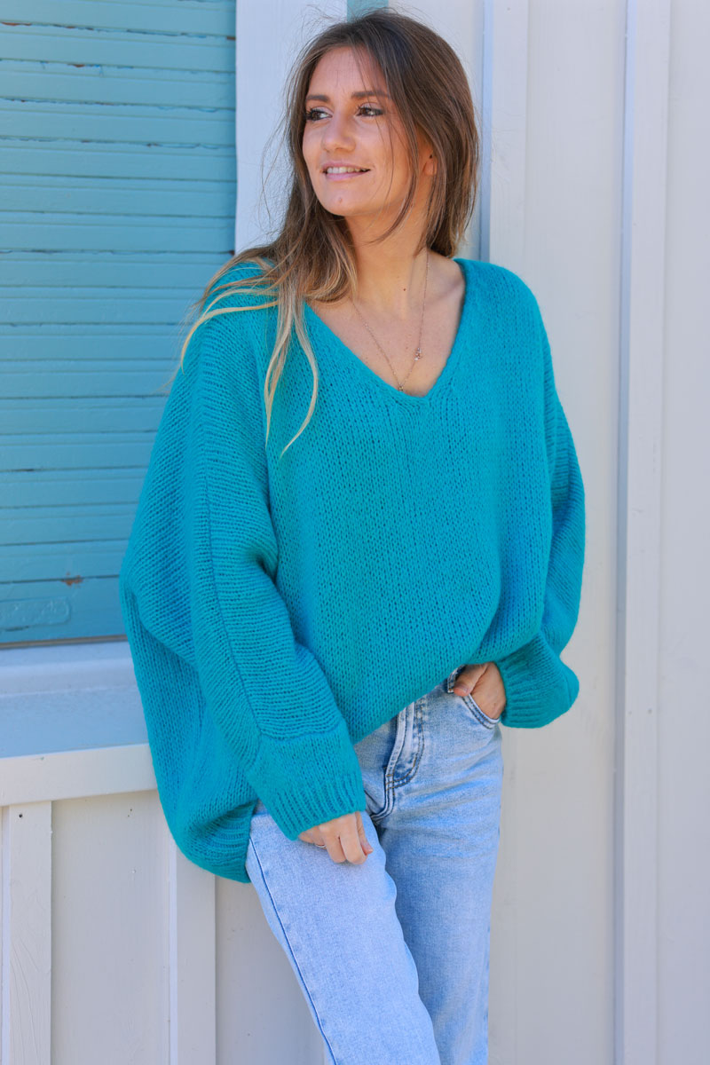 Pull turquoise en maille col v manches chauve souris