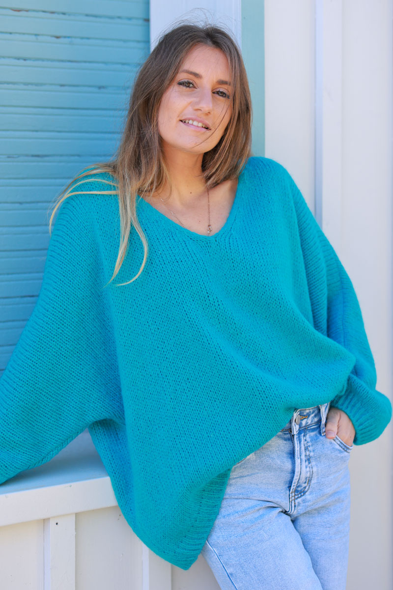 Pull turquoise en maille col v manches chauve souris