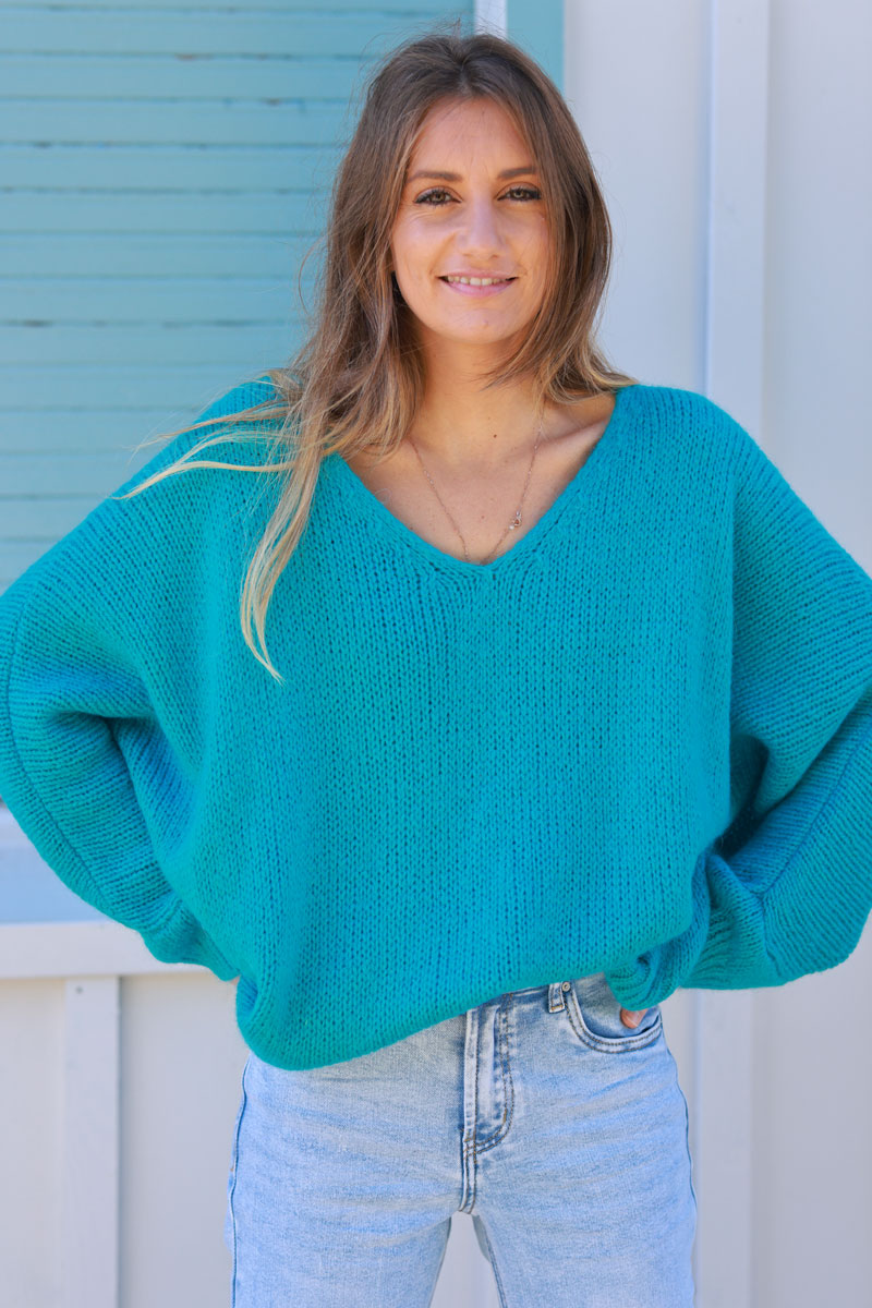 Pull turquoise en maille col v manches chauve souris