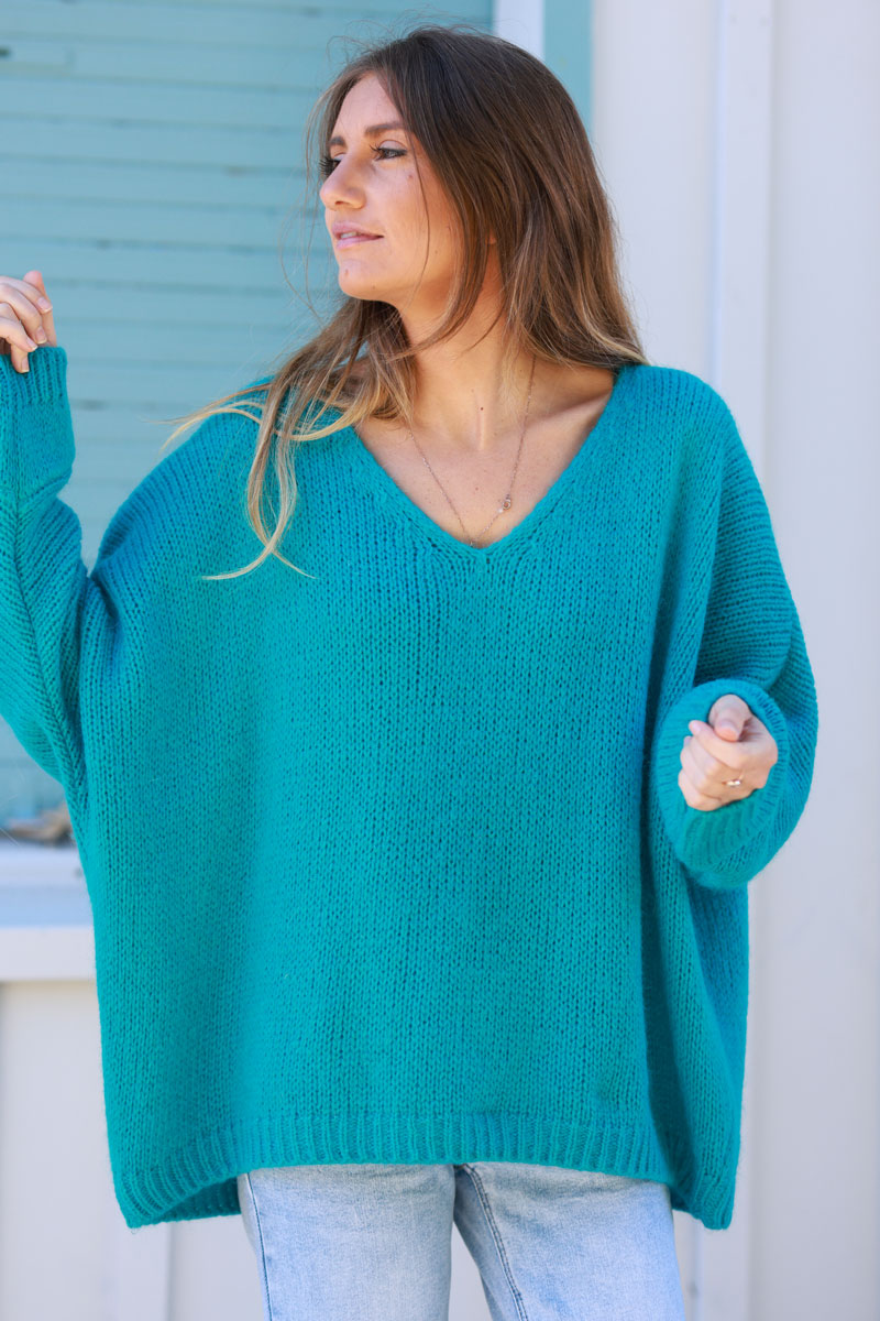 Pull turquoise en maille col v manches chauve souris