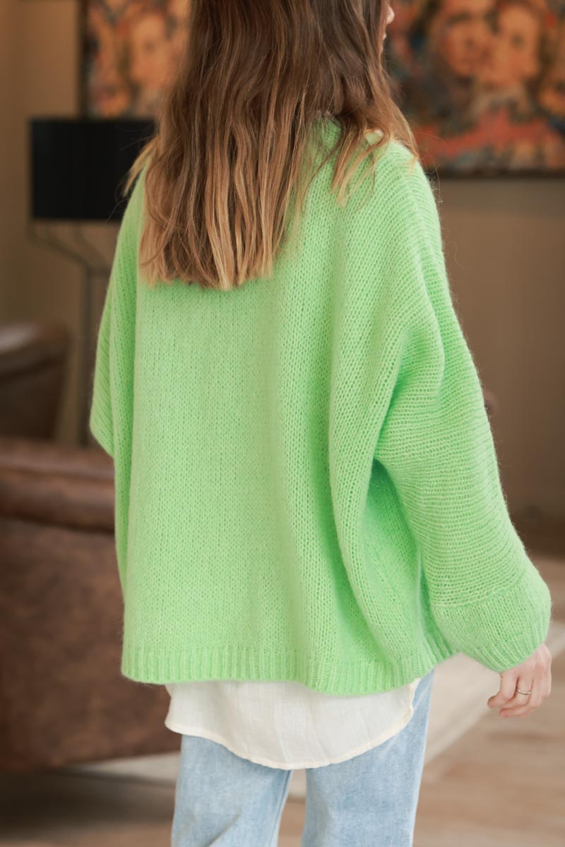 Pull vert pastel en maille col v manches chauve souris