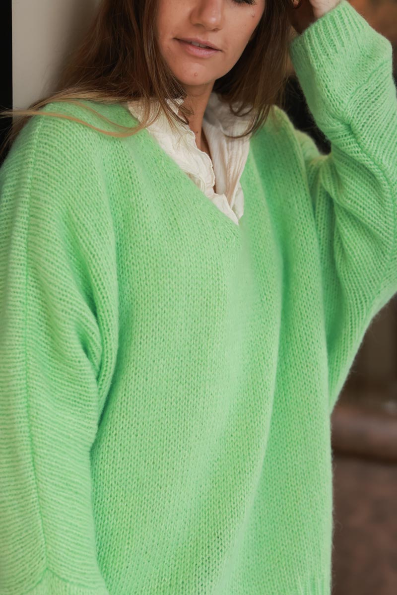 Pull vert pastel en maille col v manches chauve souris