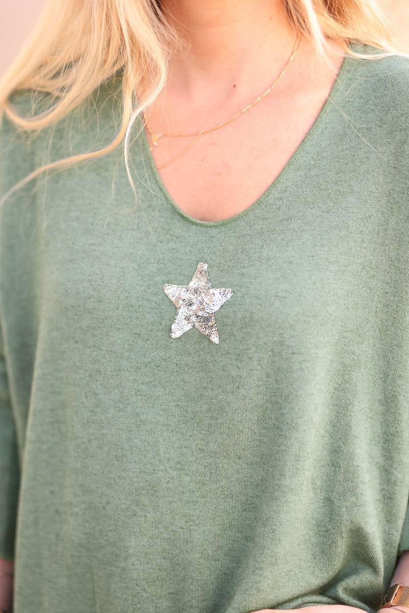 Pull vert sauge col V maille douce petite étoile sequins