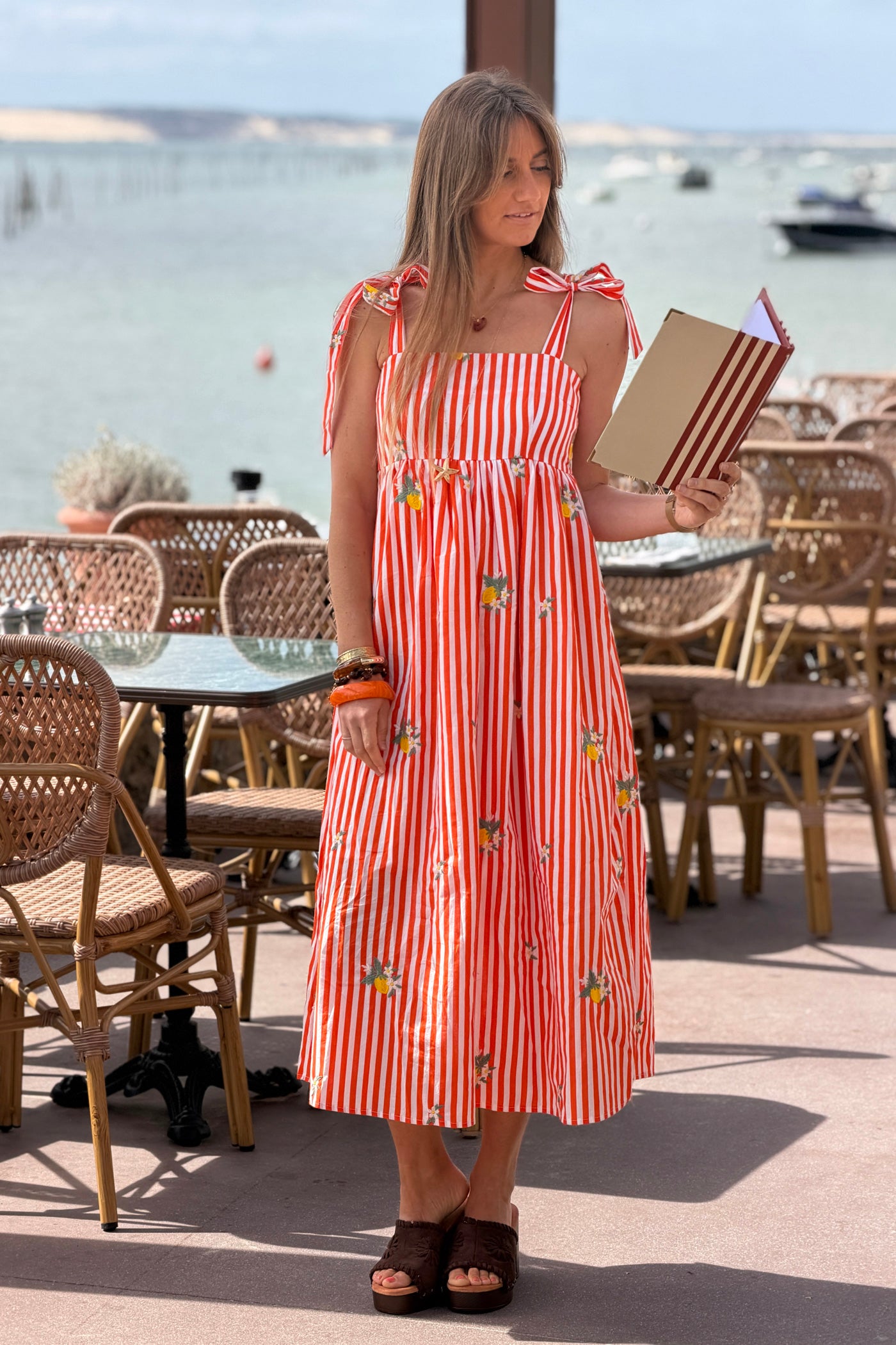 Robe à bretelles à nouer en coton rayures orange broderie fleurs et citrons