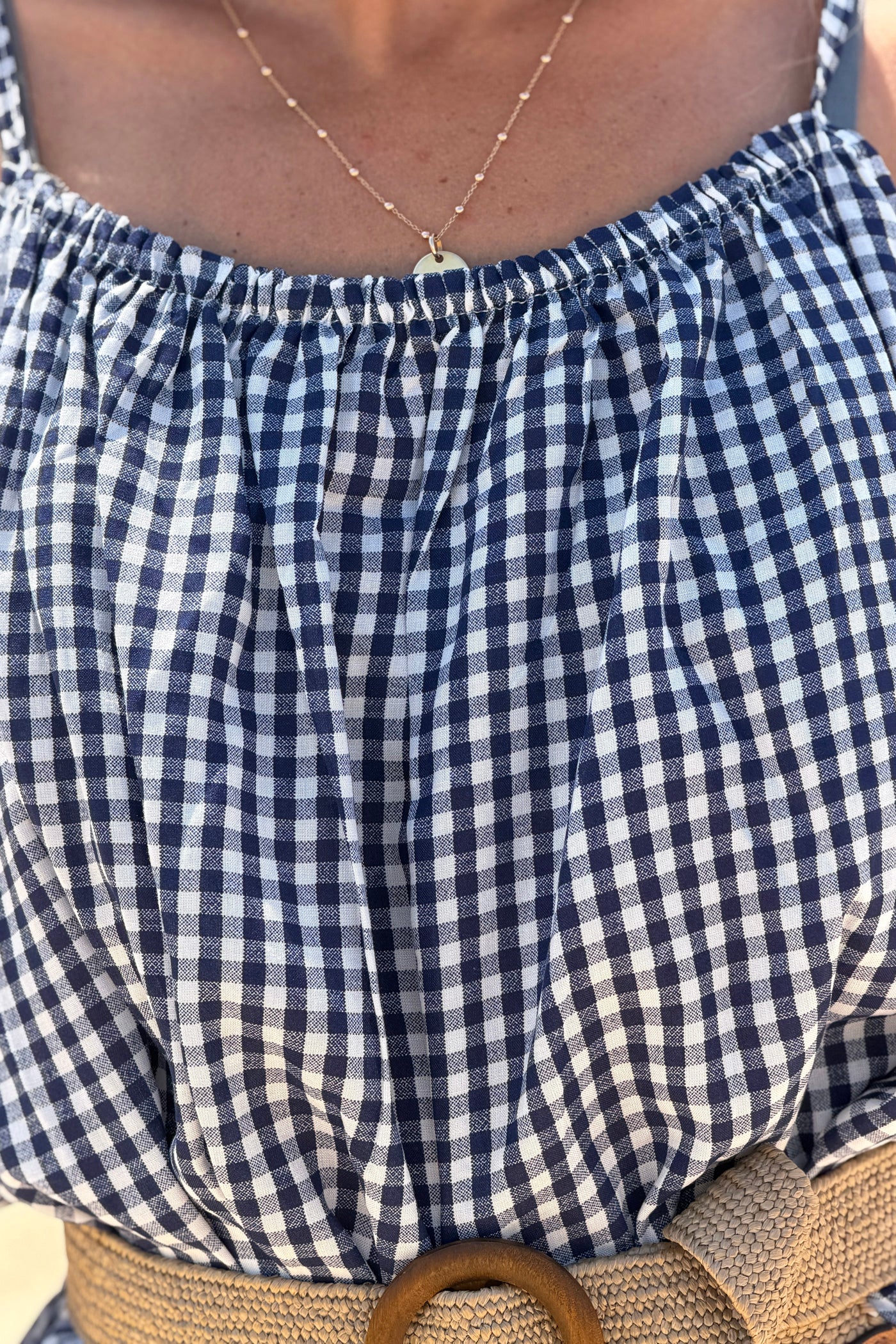 Robe à bretelles motif carreaux bleu marine vichy col élastique bas volant