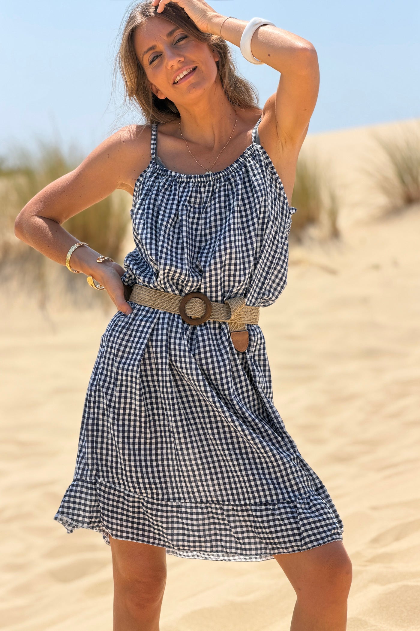 Robe à bretelles motif carreaux bleu marine vichy col élastique bas volant