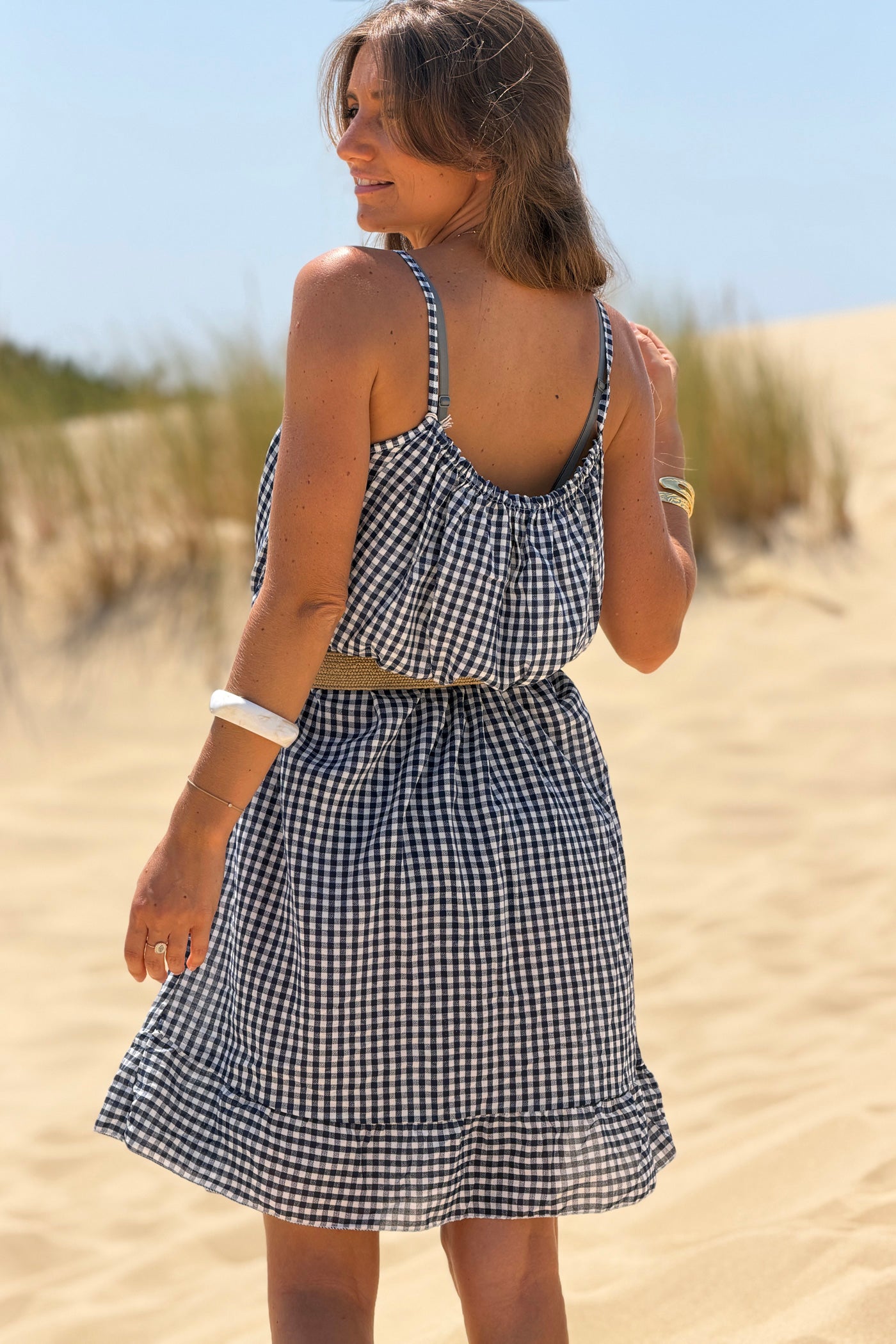 Robe à bretelles motif carreaux bleu marine vichy col élastique bas volant
