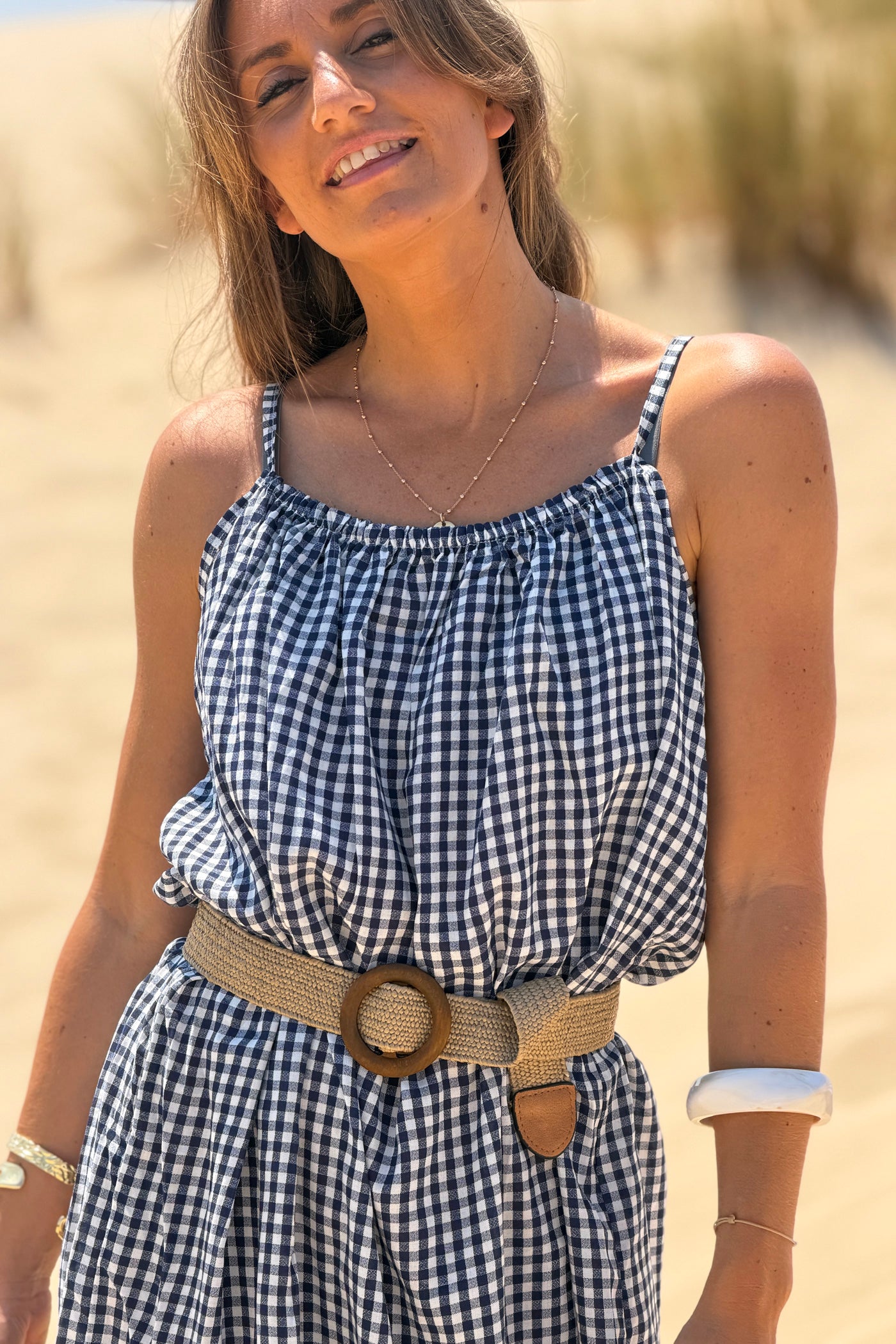 Robe à bretelles motif carreaux bleu marine vichy col élastique bas volant