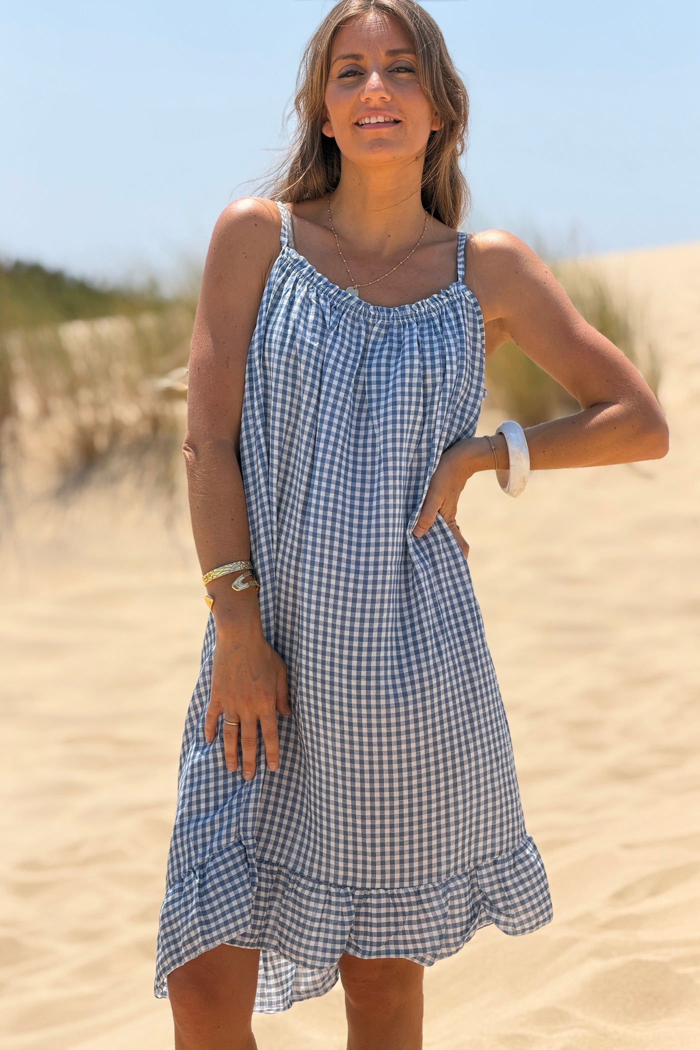 Robe à bretelles motif carreaux bleu vichy col élastique bas volant