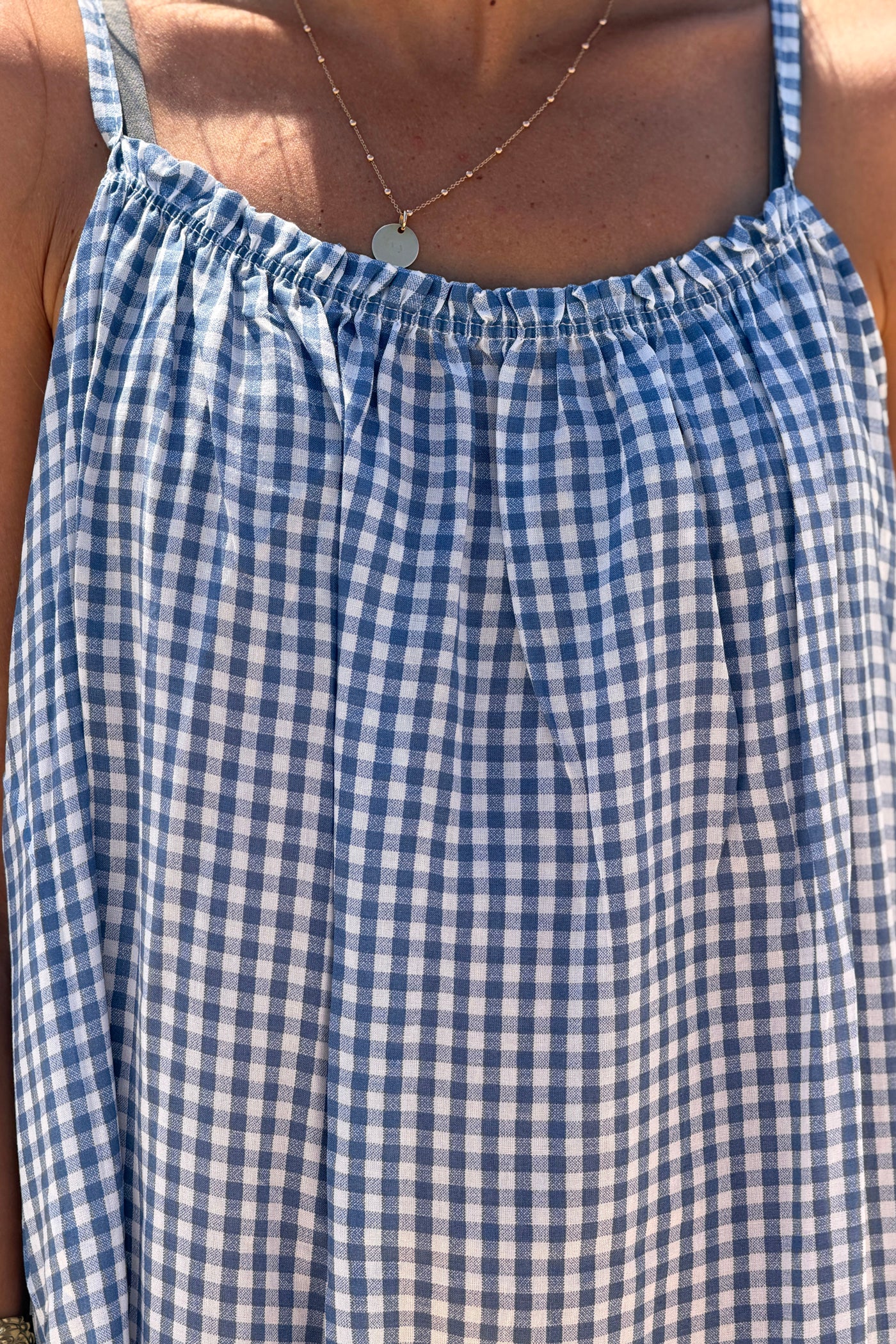 Robe à bretelles motif carreaux bleu vichy col élastique bas volant