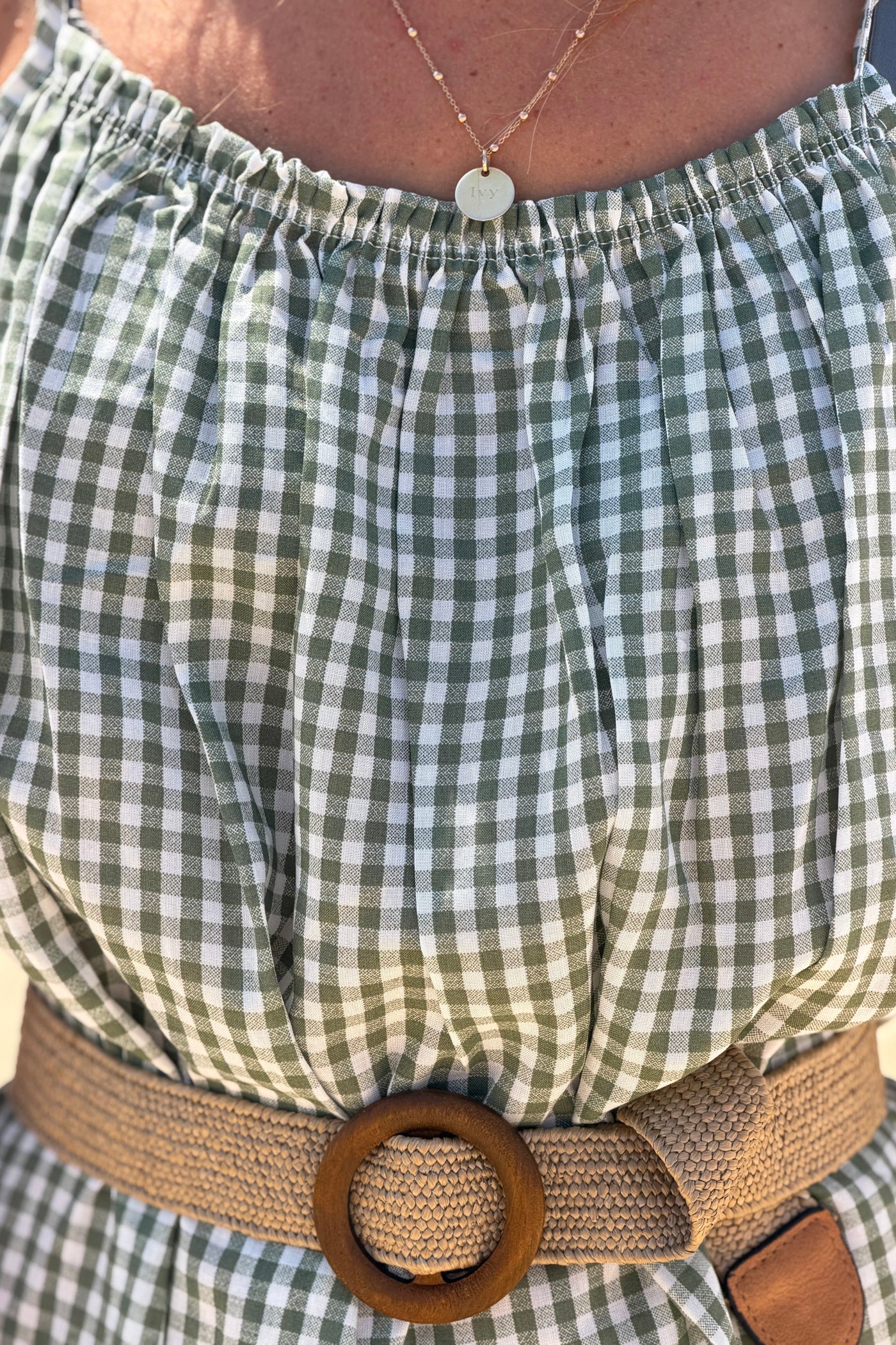Robe à bretelles motif carreaux kaki vichy col élastique bas volant