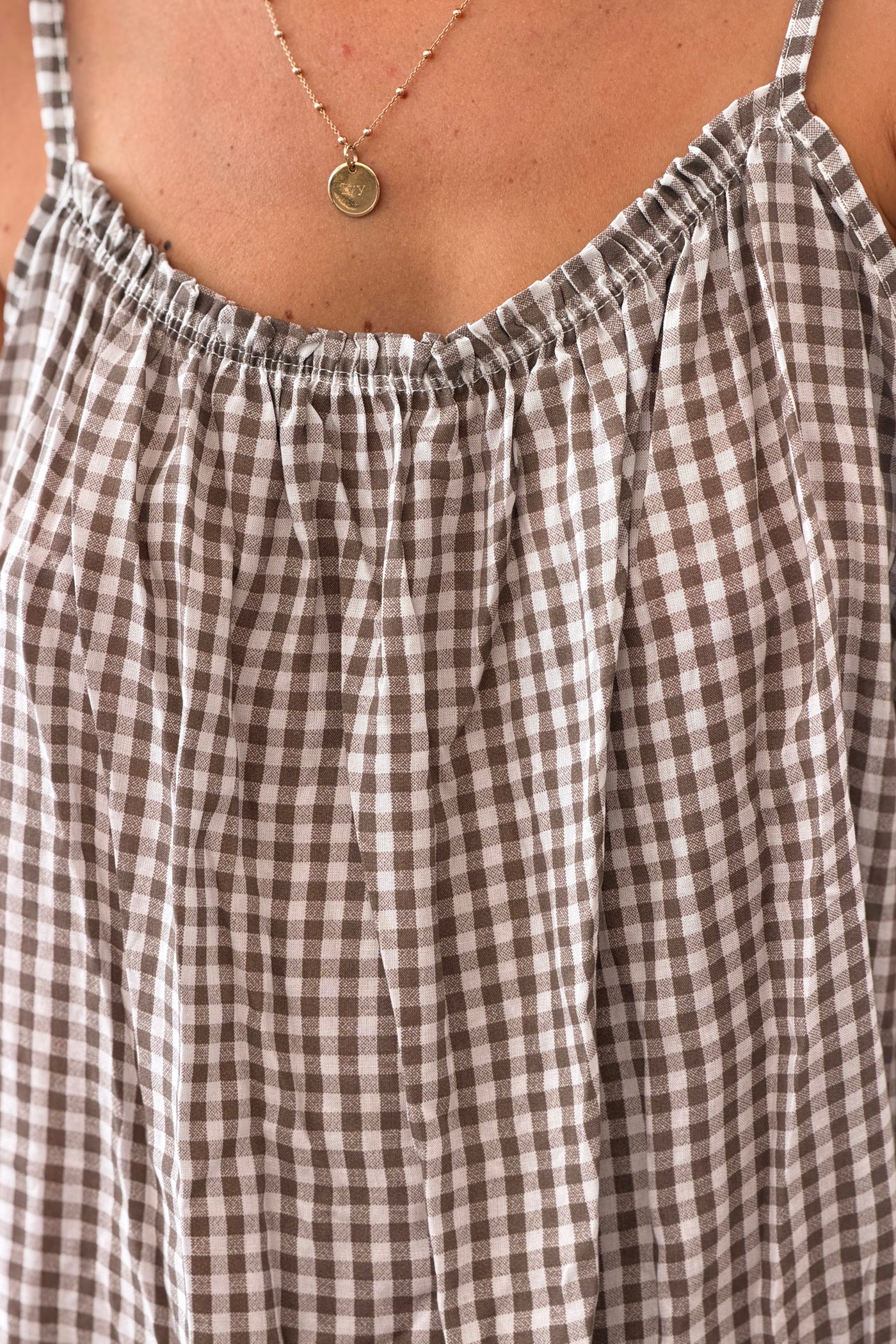 Robe à bretelles motif carreaux taupe vichy col élastique bas volant