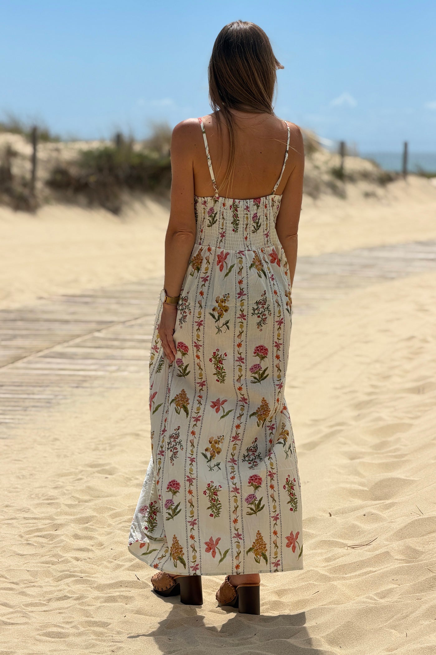 Robe beige à bretelles en coton imprimé rayures fleurs aquarelle pastel