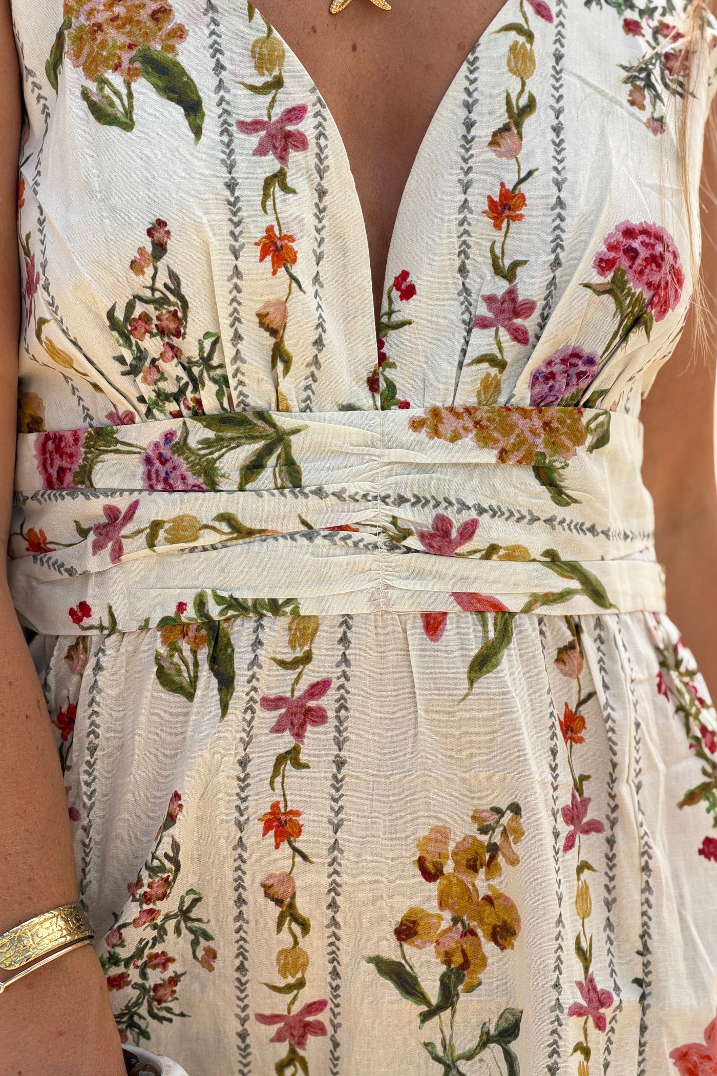 Robe beige à bretelles en coton imprimé rayures fleurs aquarelle pastel