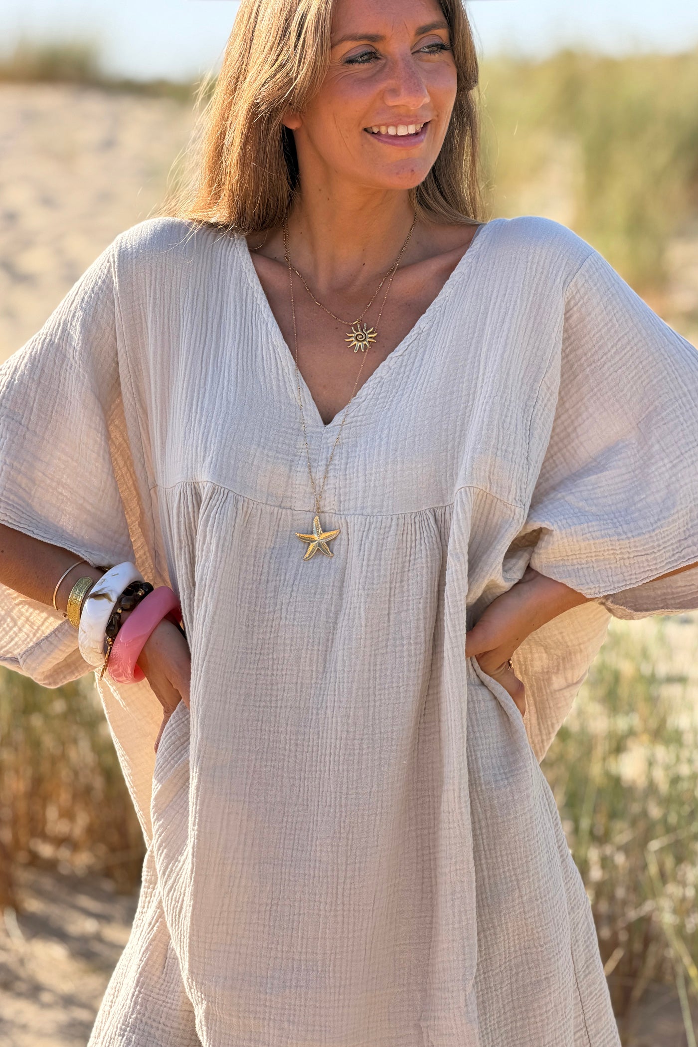 Robe beige large en gaze de coton col v