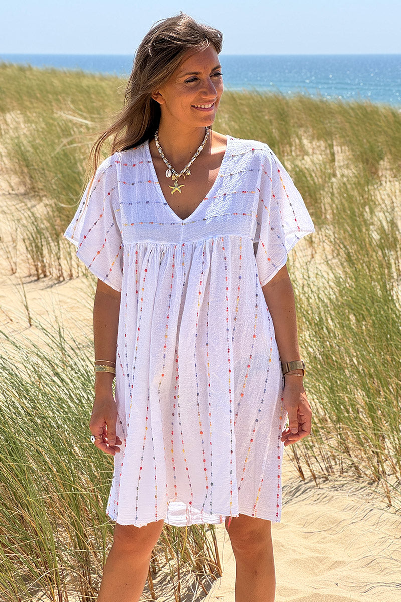 Robe blanche en coton effet piqué broderie fils colorés col v manches larges