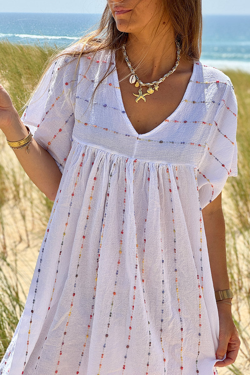 Robe blanche en coton effet piqué broderie fils colorés col v manches larges