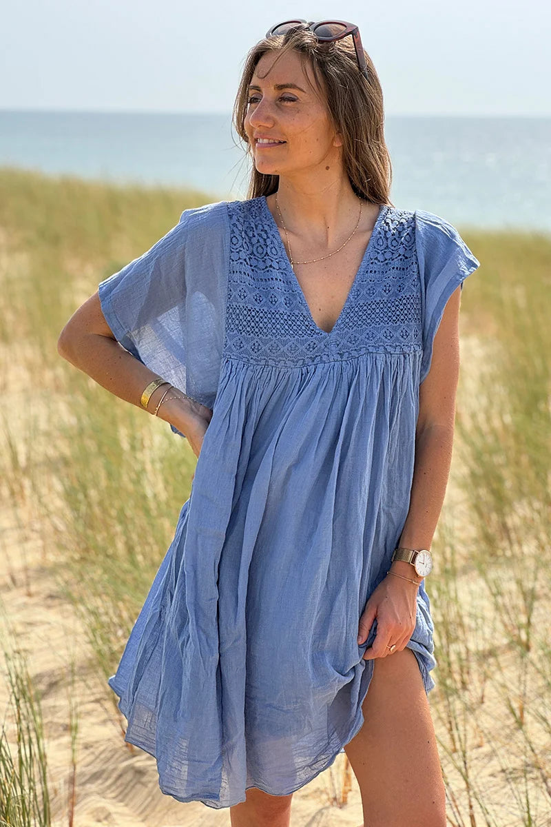 Robe bleu jean légère en voile de coton avec haut en dentelle