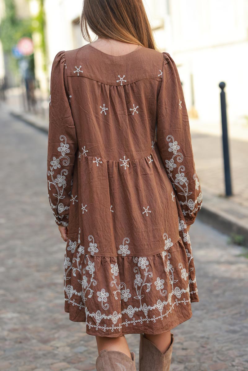 Vestido camel forrado con bordado de flores y estrellas en crudo