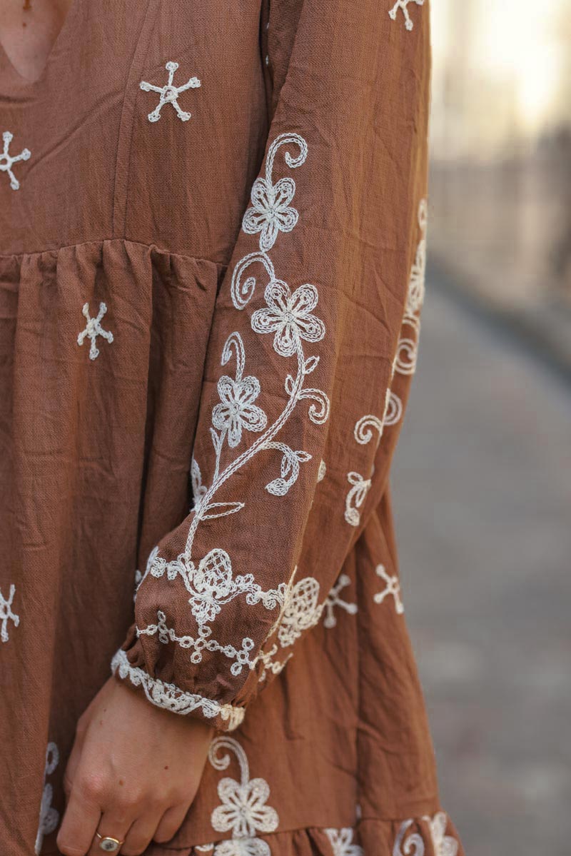 Vestido camel forrado con bordado de flores y estrellas en crudo