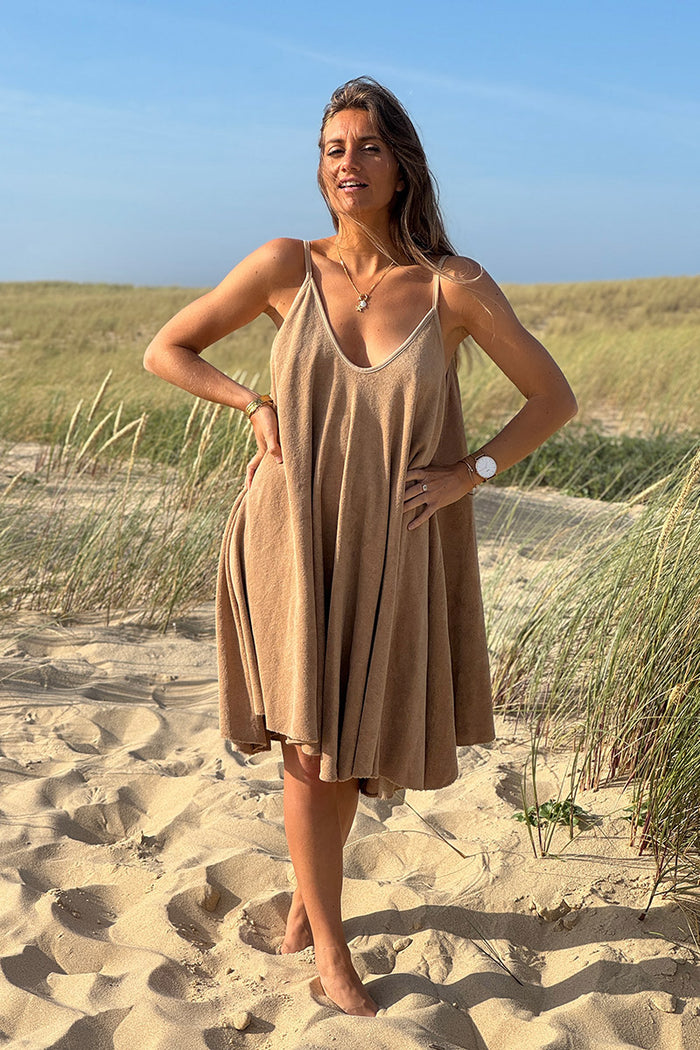 Robe eponge camel souple à bretelles - Horizons Lointains