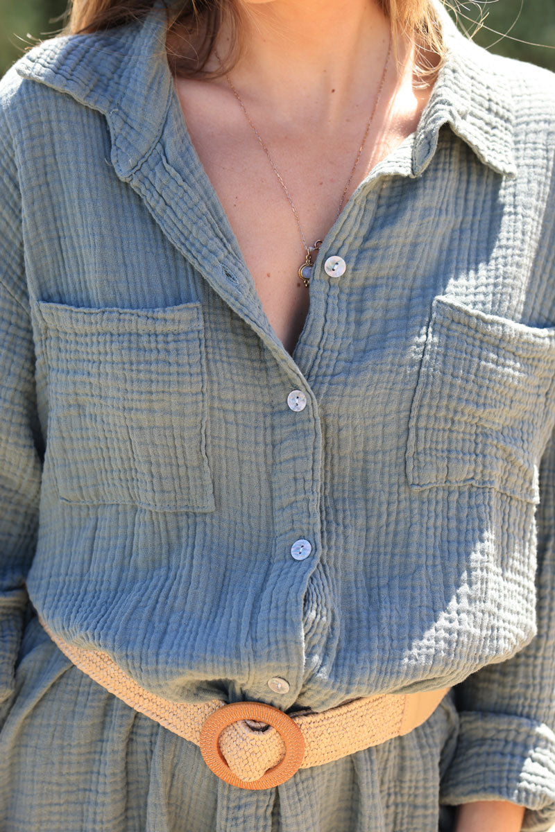 Vestido camisero caqui de gasa de algodón con botones y cinturón estilo rafia