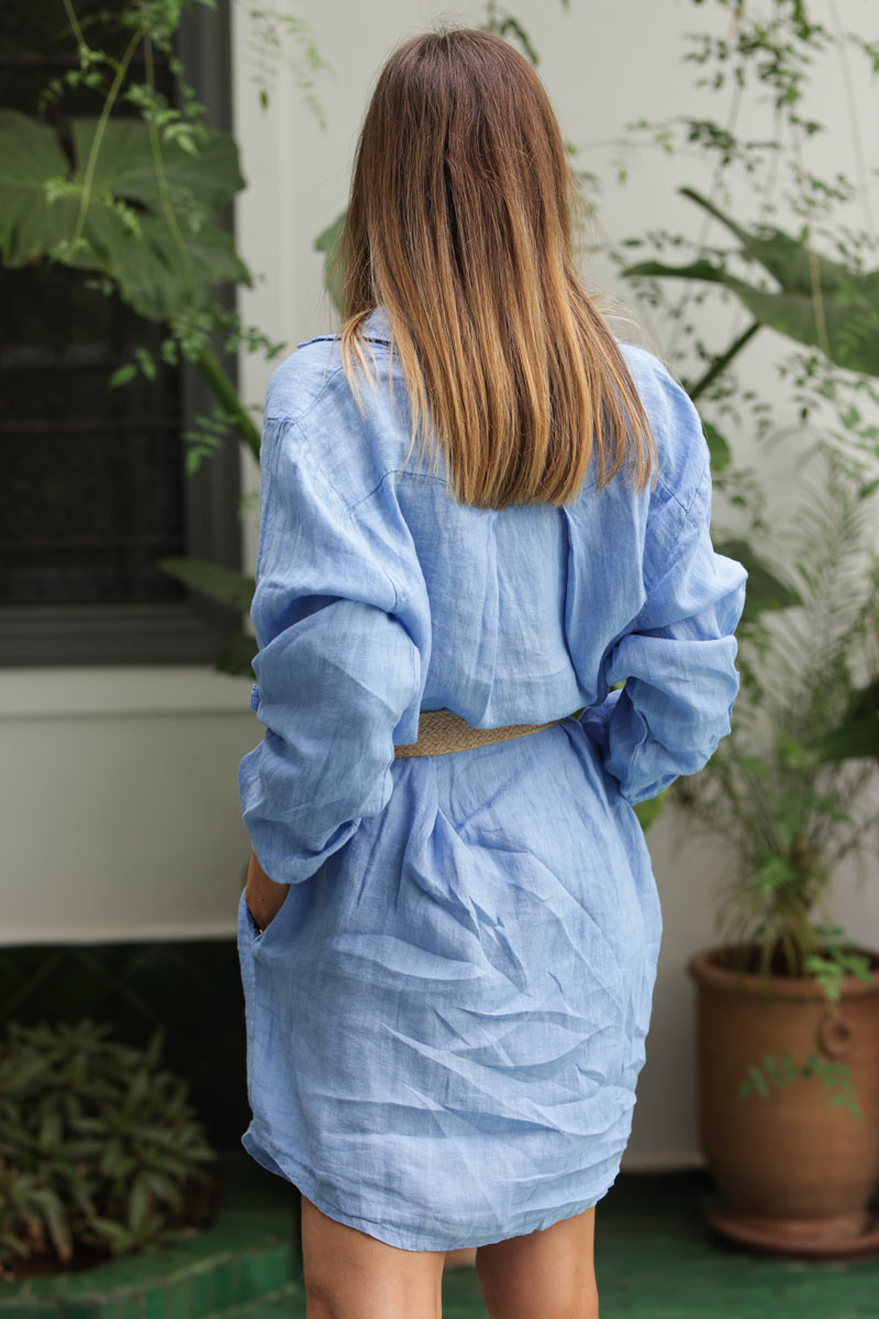 Vestido camisero de lino azul cielo con bolsillos laterales y botones nacarados