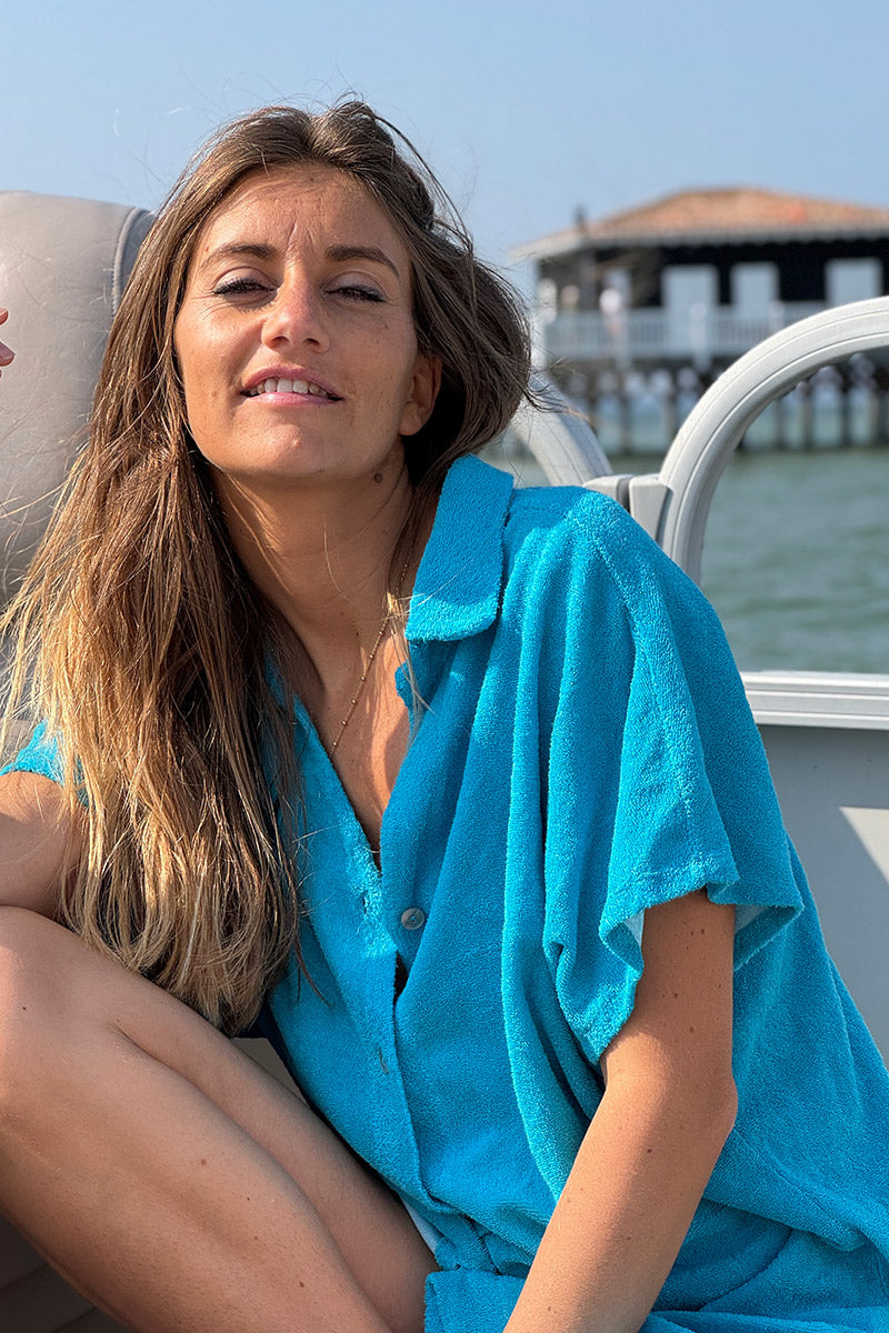 Robe chemise en éponge bleu boutons nacrés