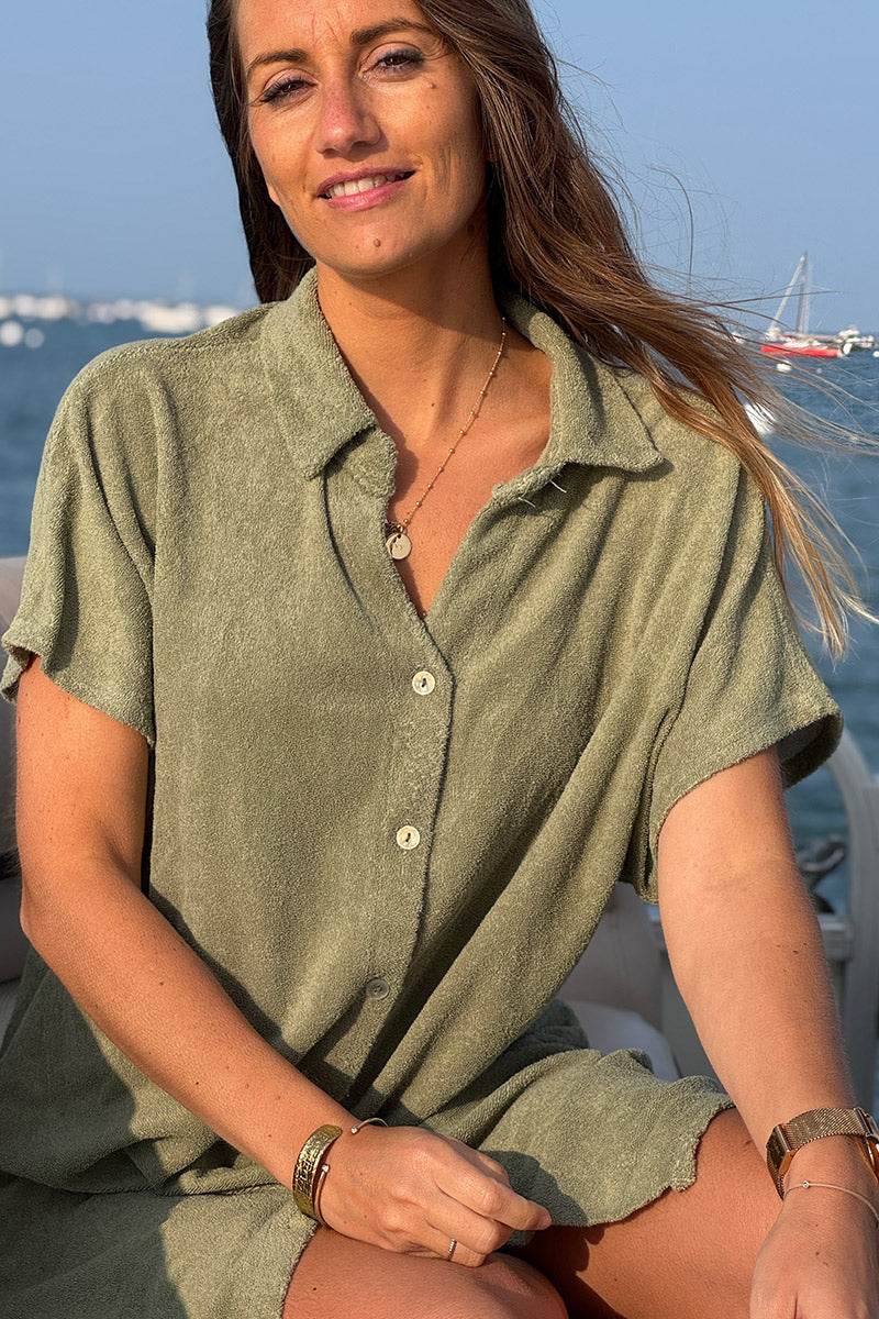 Robe chemise en éponge kaki boutons nacrés