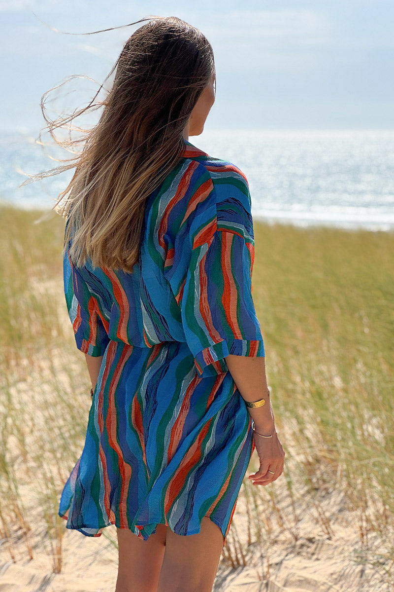 Robe chemise légère toucher soie bleu roi imprimé rayures vagues colorées