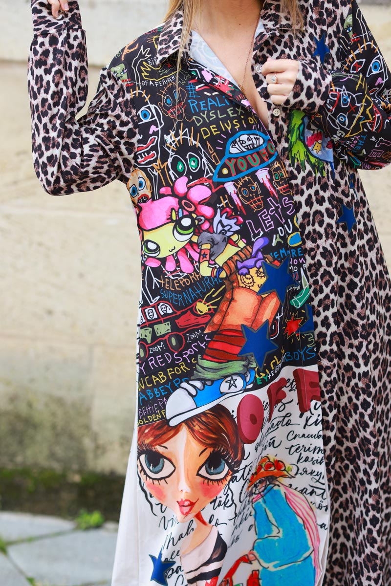 Robe chemise longue et fluide à boutons motifs léopard et dessins graffitis