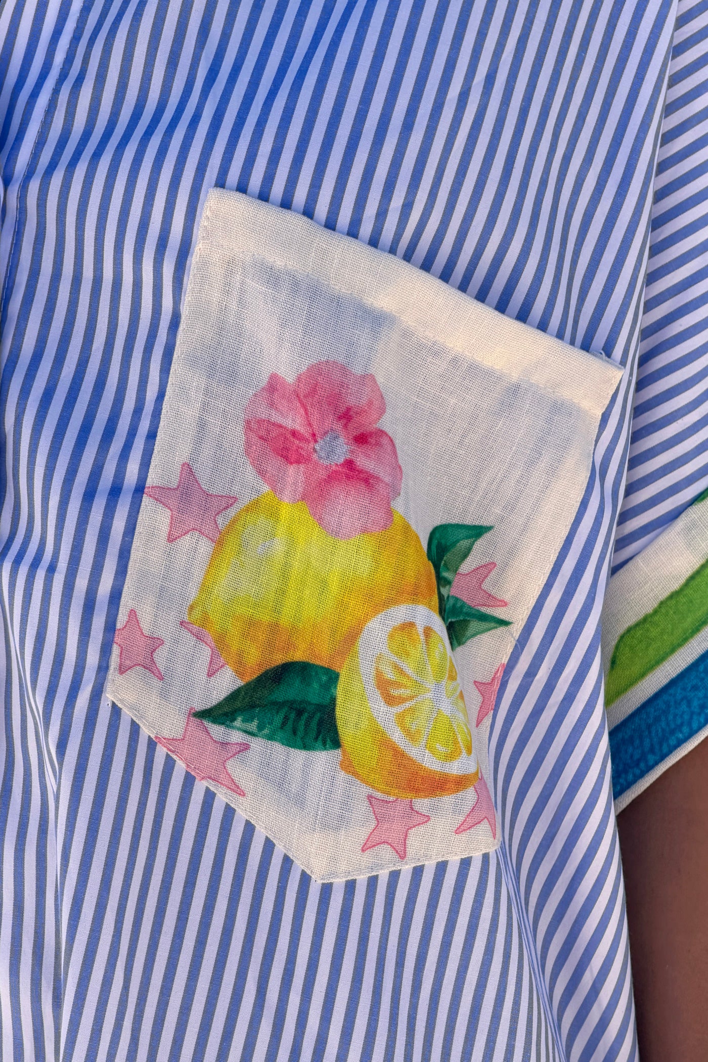 Robe chemise longue et large à rayures bleues Superstar soleil fleurs et citron