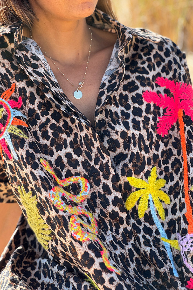 Robe chemise longue et large imprimé léopard broderie colorée palmier et serpent
