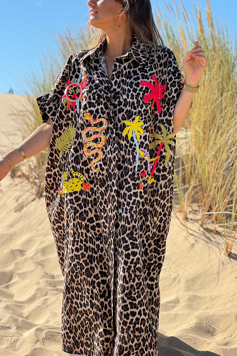 Robe chemise longue et large imprimé léopard broderie colorée palmier et serpent
