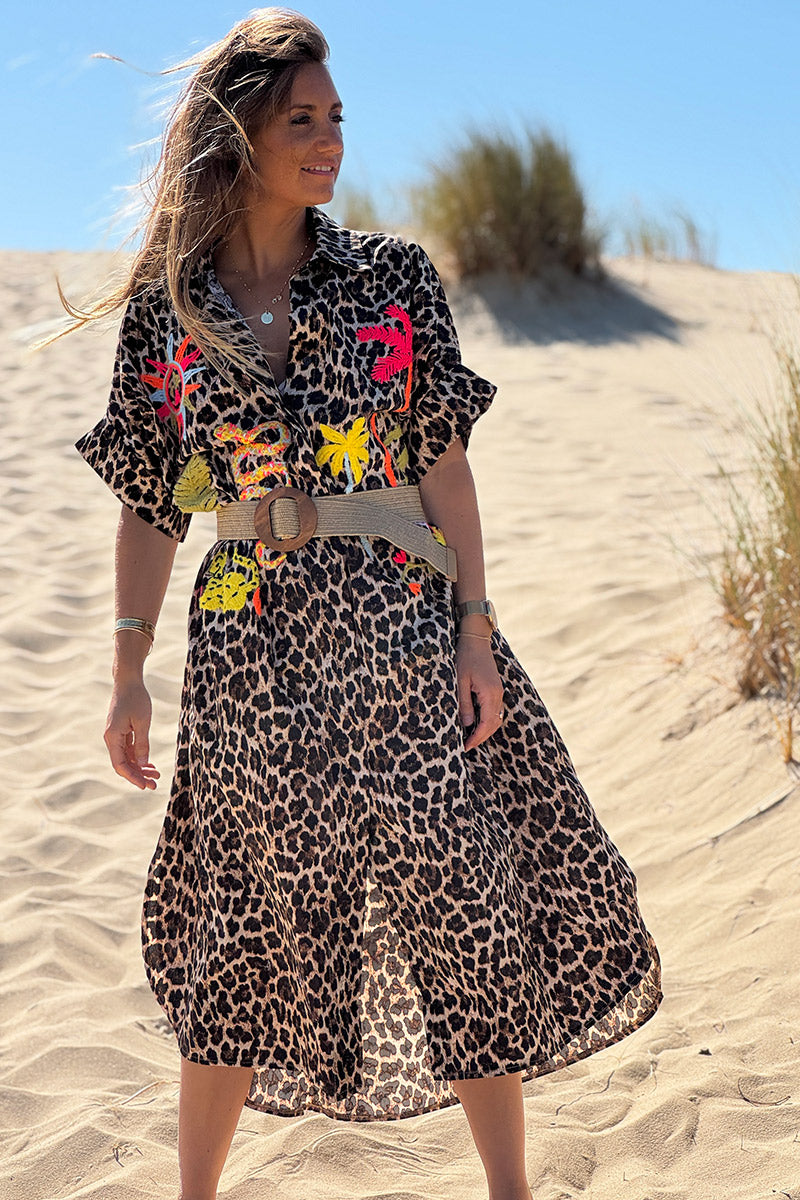 Robe chemise longue et large imprimé léopard broderie colorée palmier et serpent