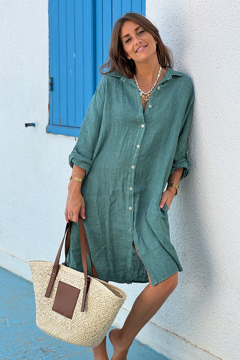 Robe chemise vert céladon en lin avec poches sur les côtés boutons nacrés