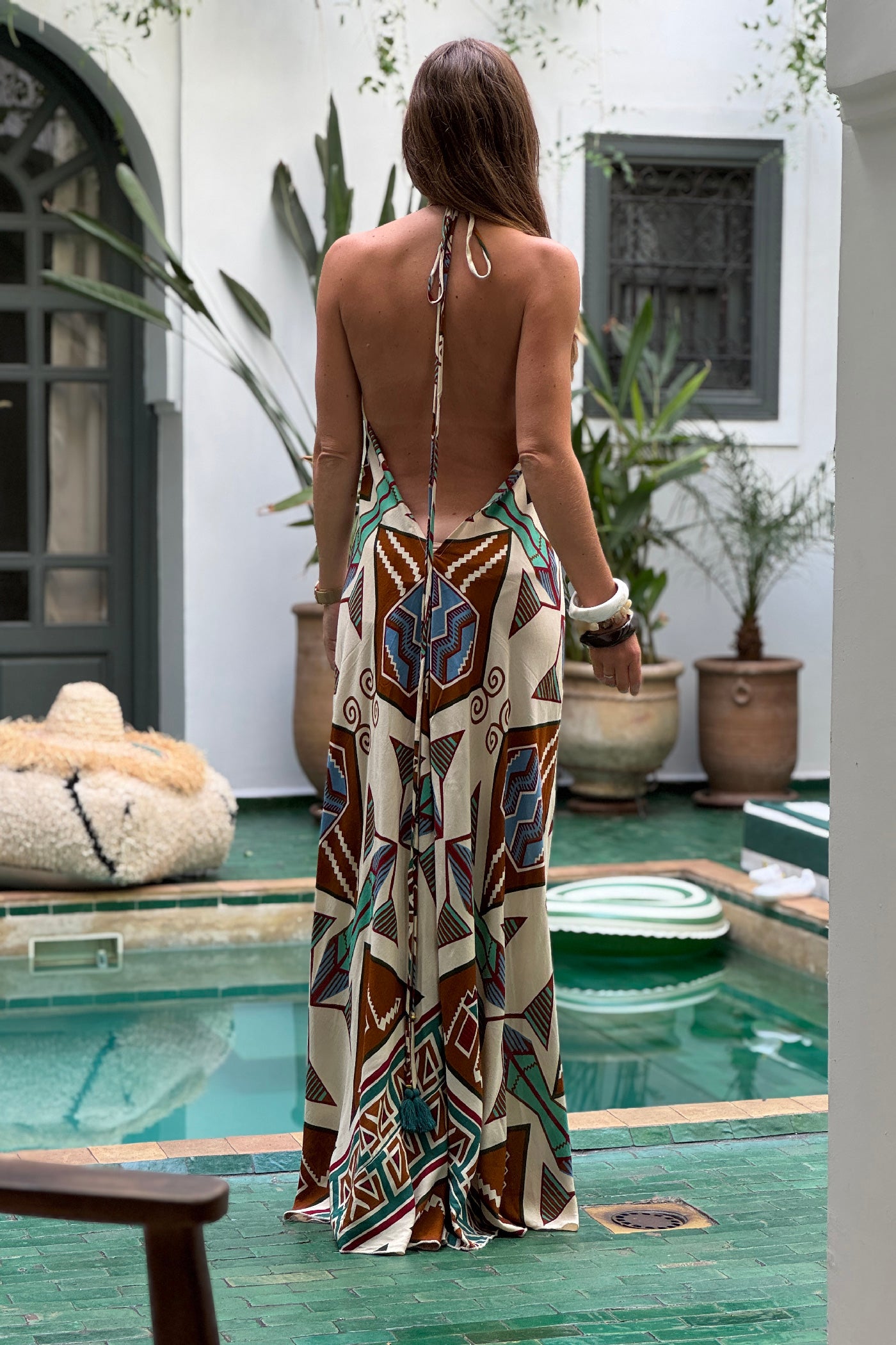 Robe dos nu imprimé ethnique marron et turquoise