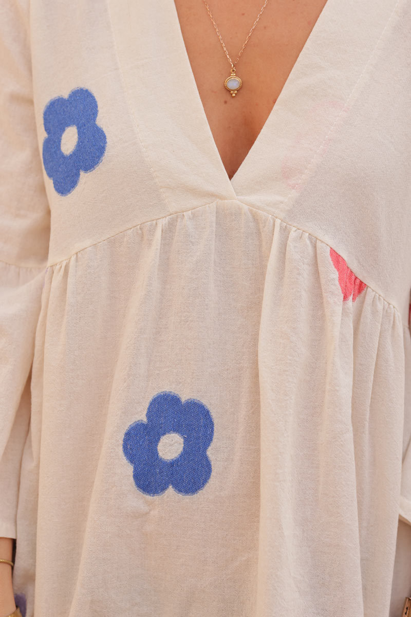 Vestido crudo de algodón con cuello de pico y bordado de flores de colores