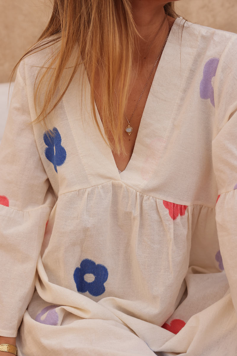 Vestido crudo de algodón con cuello de pico y bordado de flores de colores