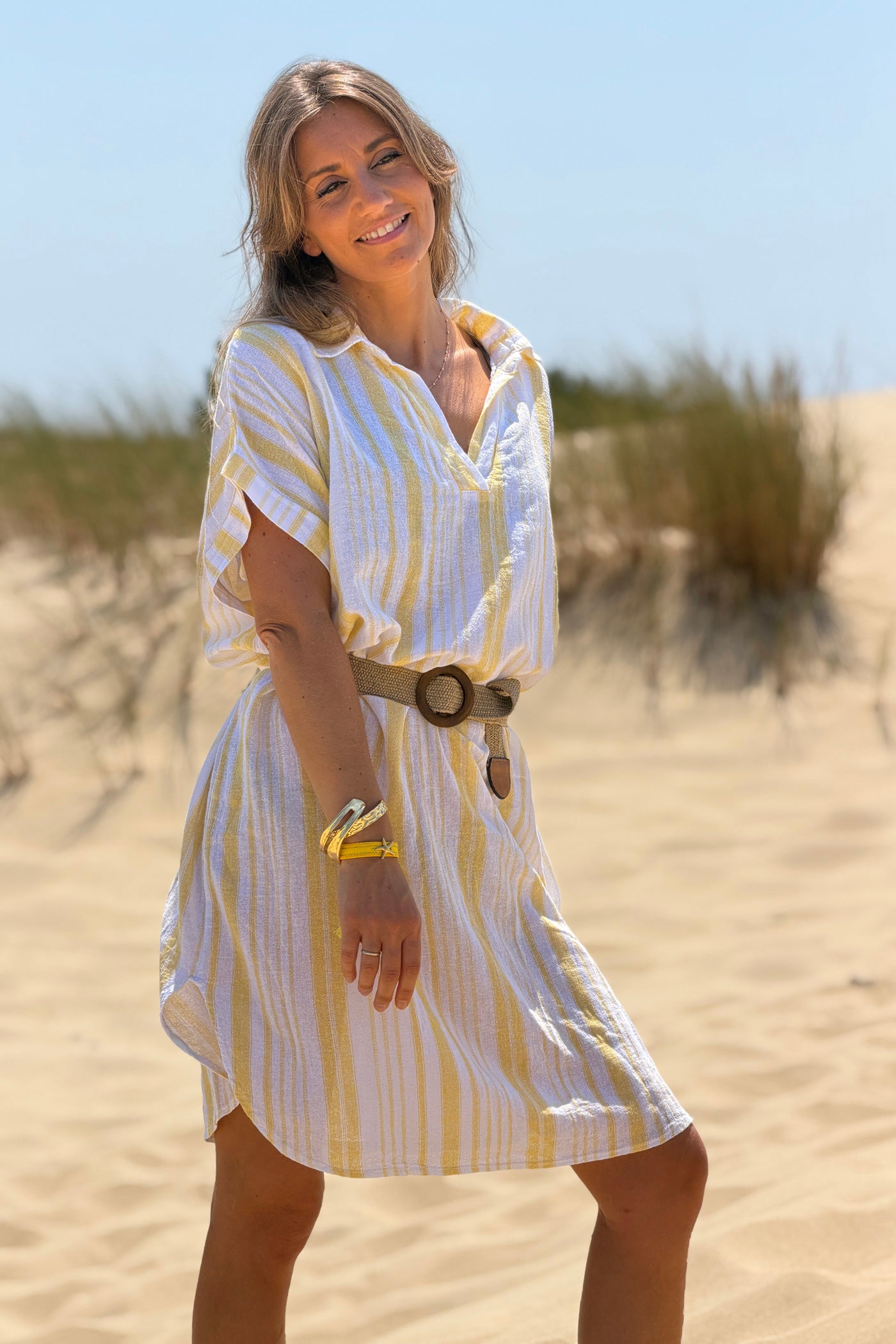 Robe en coton motif rayures jaunes effet piqué col v