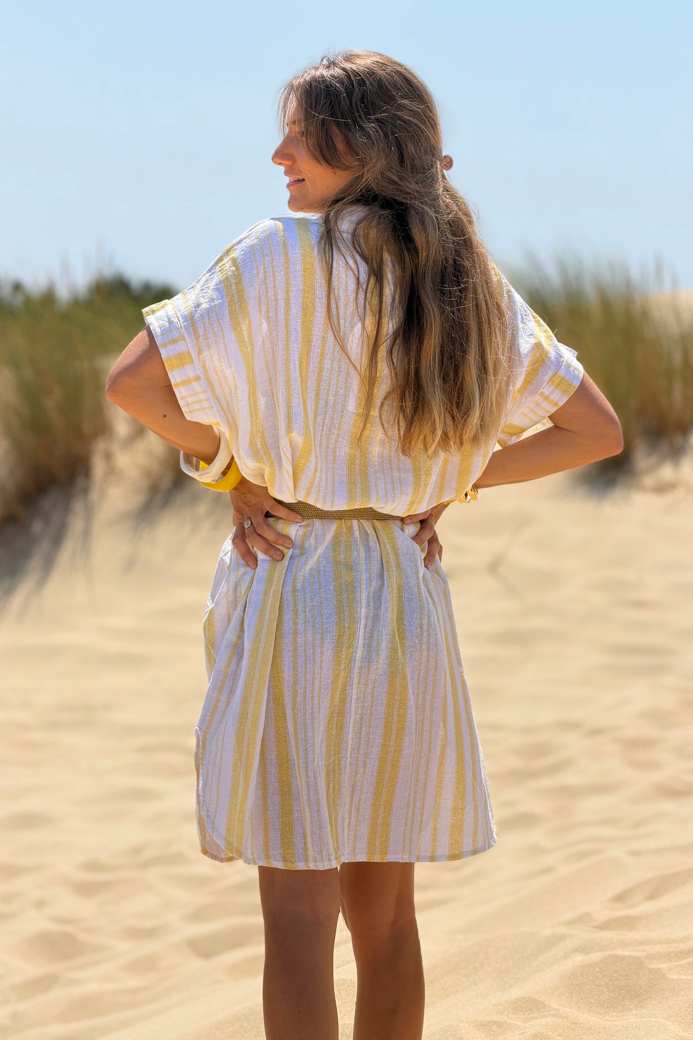 Robe en coton motif rayures jaunes effet piqué col v