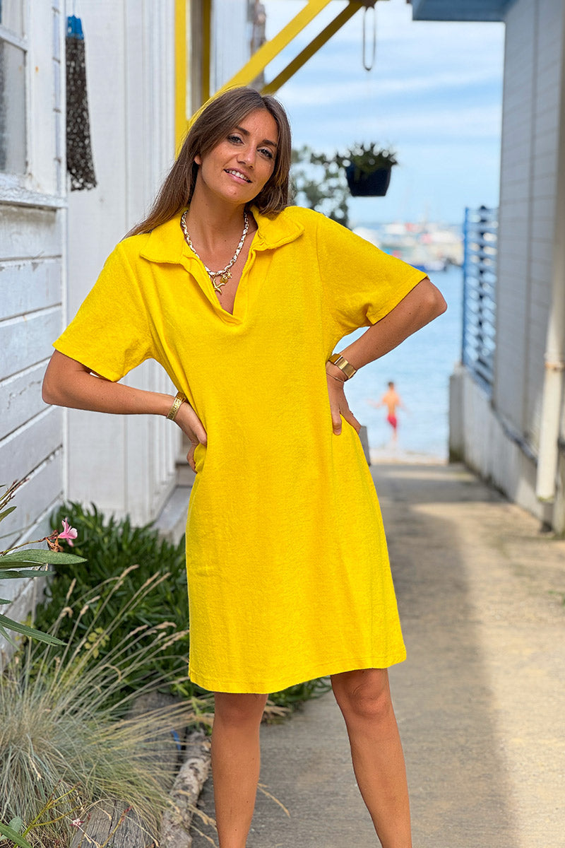 Robe en éponge souple jaune col polo