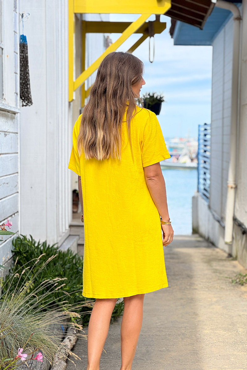 Robe en éponge souple jaune col polo