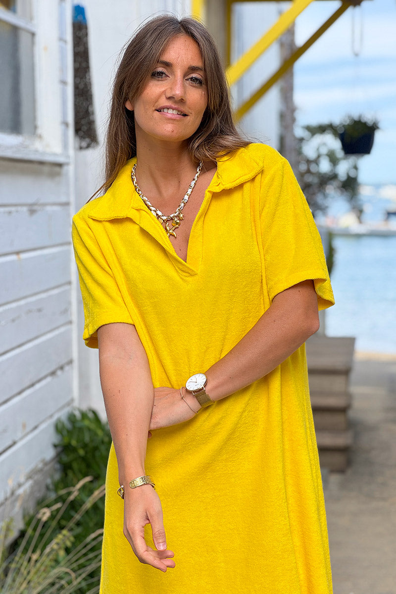 Robe en éponge souple jaune col polo