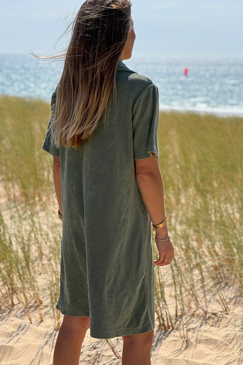 Robe en éponge souple kaki col polo