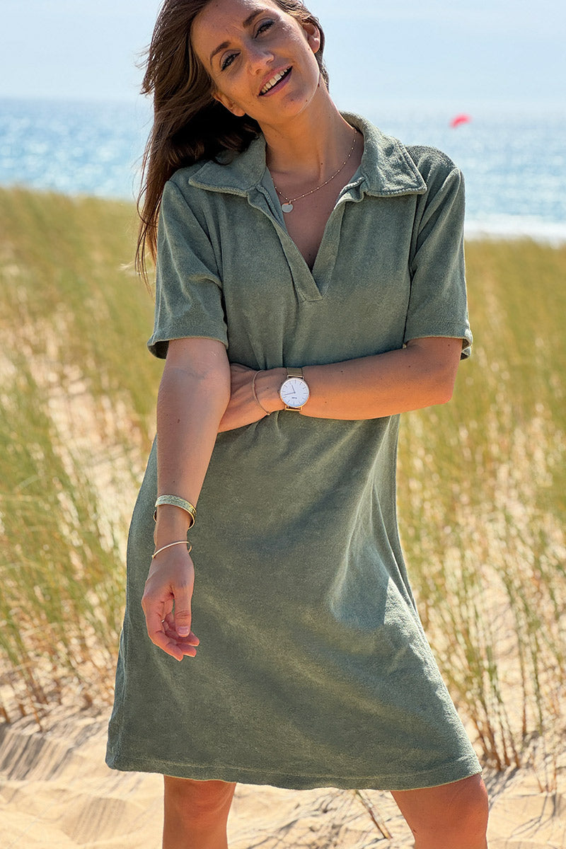 Robe en éponge souple kaki col polo