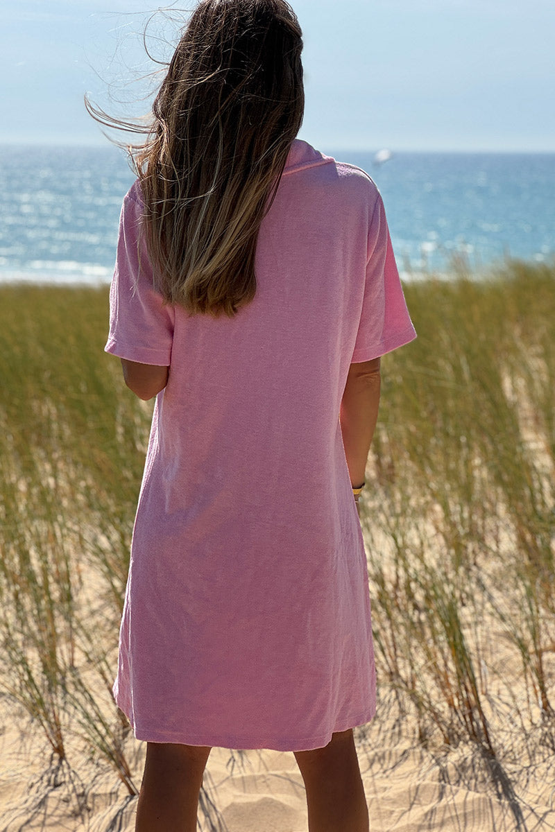 Robe en éponge souple rose col polo