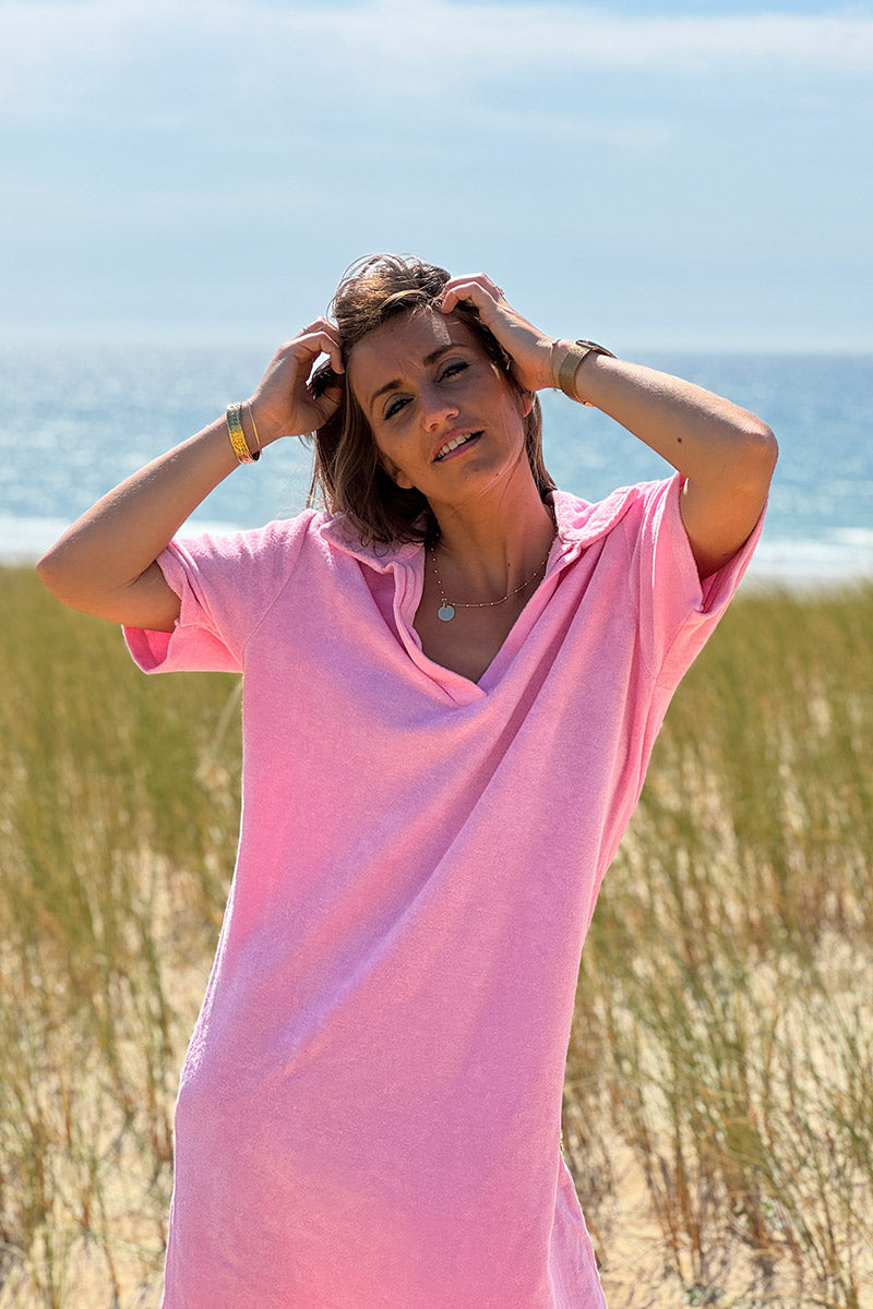 Robe en éponge souple rose col polo